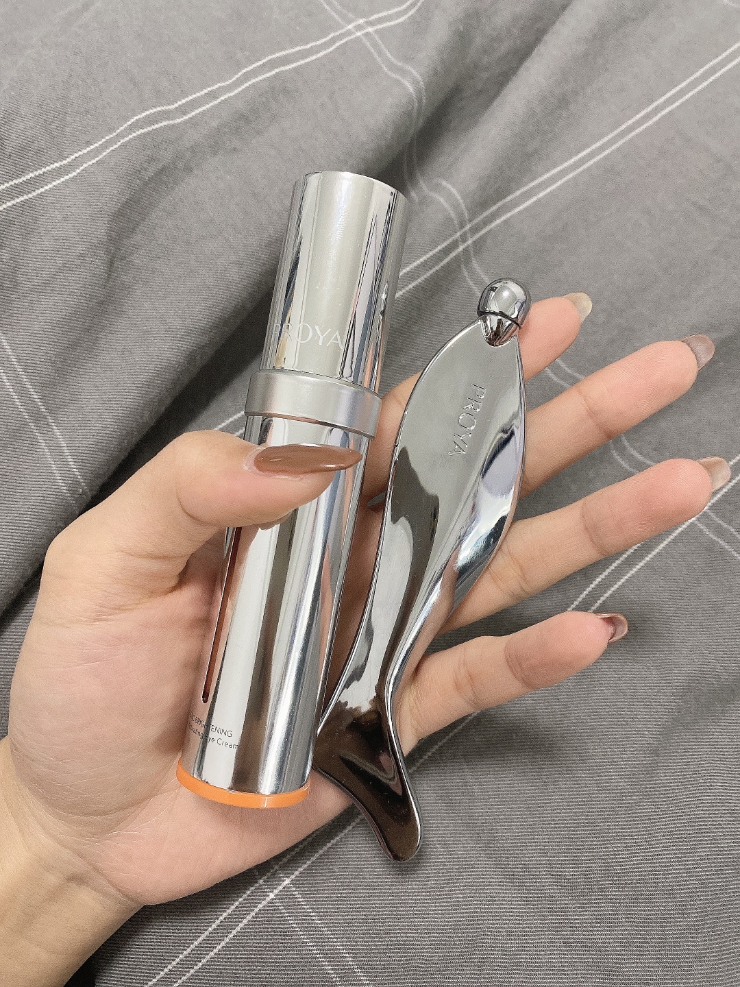 眼霜—Kerrykerry寶貝收到了，剛用肌膚嘟嚕嘟嚕的喝水，用完之后臉明顯變白了，很喜歡